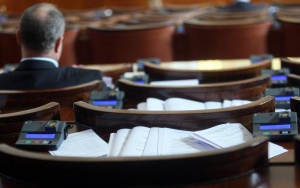 Парламентът гледа пакета с бюджетни закони