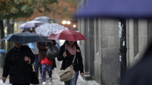 Вятър и слаб дъжд предвиждат синоптиците