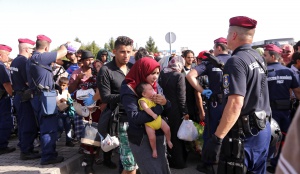 Нови сблъсъци с мигрантите на македонската граница, полицията използва сълзотвoрен газ