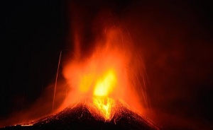 Вулканът Етна заля Сицилия