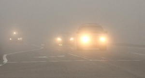 Гъста мъгла и хлъзгави настилки: шофьорите да внимават