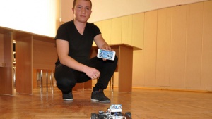 Ученик от Хасково изобрети миниробот задвижван с Bluetooth (видео)