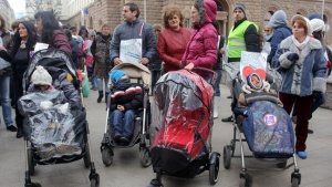 Родители излизат на протест за по-високи майчински