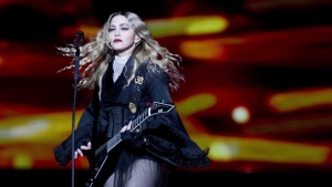 Мадона призова Париж да не се поддава на страха (видео)