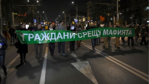 Граждански протест с метли иска оставки и антикорупция по румънски модел