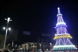 Младежи подпалиха Коледната елха в Бургас