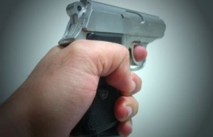 Бандити простреляха бизнесмен, обирайки злато и пари от офиса му