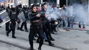 Протестиращи в Турция бяха разпръснати със сълзотворен газ и водни оръдия
