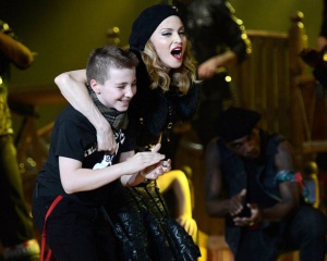 Синът на Мадона предпочете баща си Гай Ричи в навечерието на Коледа