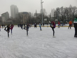 Нова ледена пързалка в София, днес до 22 ч. е без билет