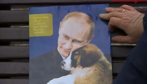 Путин позира с българското куче Бъфи на календара си за 2016 г.