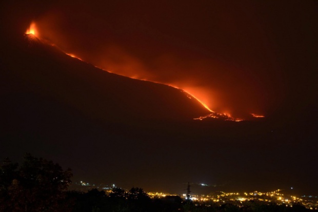 Eтна избълва лава и пепел, спряха полетите в Катания