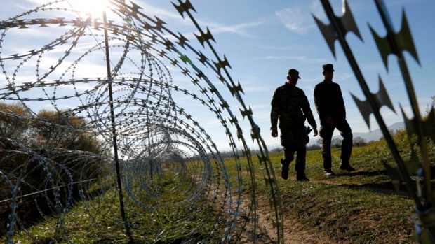 Австрийците одобряват издигането на ограда за спиране на бежанския поток