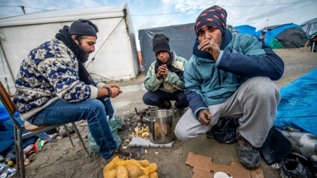 В Сърбия ще издават електронни карти на бежанците за 40 евро