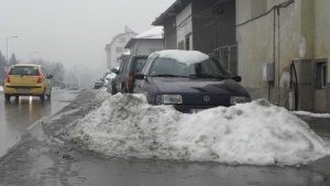 Положението в блокирания от сняг Благоевград бавно се нормализира