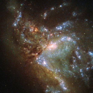 Телескопът Hubble засне сливането на две галактики