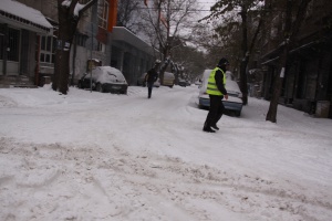 1000 глоби за непочистени от снега тротоари в София само за два дни