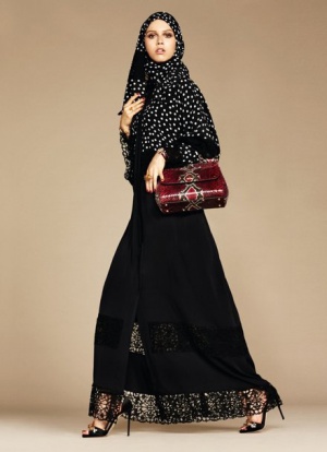 С хиджаб и абая от Dolce & Gabbana