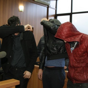 Трима от задържаните перачи на пари остават зад решетките