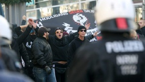 Демонстранти налетяха на полицията в Кьолн, скандираха "Меркел вън!"