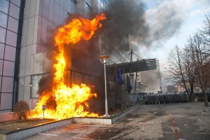 Протестиращи в Косово запалиха сградата на правителството