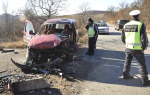 Тежка катастрофа на пътя Хасково - Кърджали прати двама мъже в болница