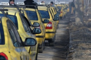 Таксиметров шофьор намушка с нож млад мъж в столицата