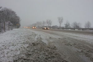 Спират тежките камиони по магистралите, код червен в Родопите заради снега