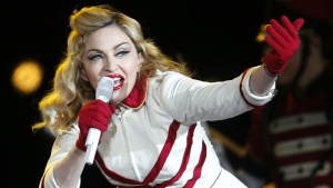 Скандал! Мадона се появи пияна на сцената в Луисвил (ВИДЕО)
