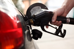 Цените на горивата падат, но пак сме в четворката страни с най-скъпи бензин и дизел в ЕС