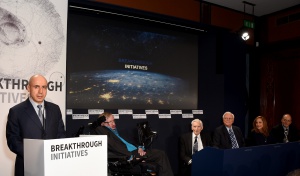 Стивън Хокинг: Науката и технологиите представляват заплаха за обществото през 21 век