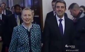 Хилари Клинтън крачи с Росен Плевнелиев в предизборен клип