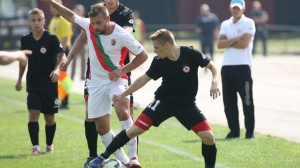Фенове на Левски помагат на играч на ЦСКА в труден момент