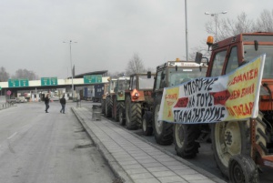 Фермери в Гърция блокират магистрали