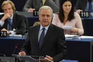 Аврамопулос: Не обсъждаме прекратяване на Шенгенското споразумение
