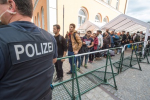 Хвърлиха ръчна граната срещу център за настаняване на мигранти в Германия