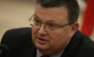 Сотир Цацаров: Не съобразявам мнението си с площадни герои