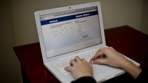 "Фейсбук" и "Инстаграм" забраниха реклама и сделки с оръжия между частни лица