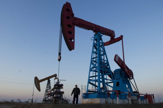 Цените на петрола се сринаха под 30 долара, производителите пак не спират добива