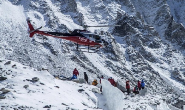 Лавина помете скиори на пистата "Черният гребен" във Френските Алпи