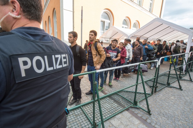 Хвърлиха ръчна граната срещу център за настаняване на мигранти в Германия
