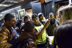 Стотици маскирани мъже нападнаха мигранти в Стокхолм