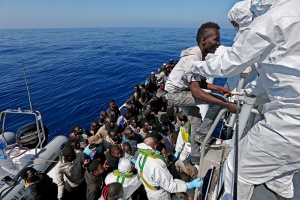 Над 67 000 мигранти са преминали за месец през Средиземно море