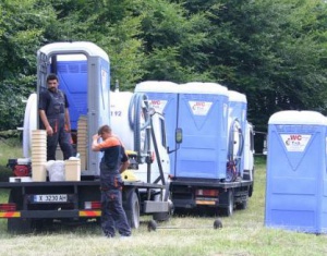 Пътната агенция изпраща химически тоалетни при колоната от камиони край Кулата