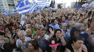 Протестът премина в сблъсъци между гръцката полиция и демонстранти в Атина