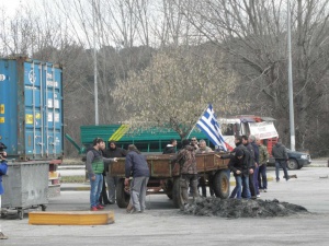 Гръцките фермери заплашиха: От утре увеличаваме блокадата!