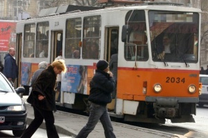 Трамвай излезе от релсите близо до площад Македония, има ранени