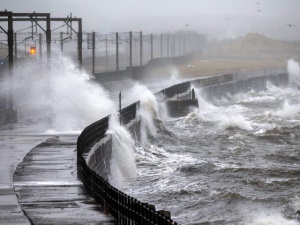 Бурята "Имоджин" отмени карнавали в Германия и остави без ток хиляди домакинства в Англия