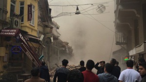 Пететажна сграда се срути в центъра на Истанбул