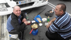 По гръцката граница става горещо - румънците пържат яйца пред ТИР, българи пекат пържоли върху автовоз